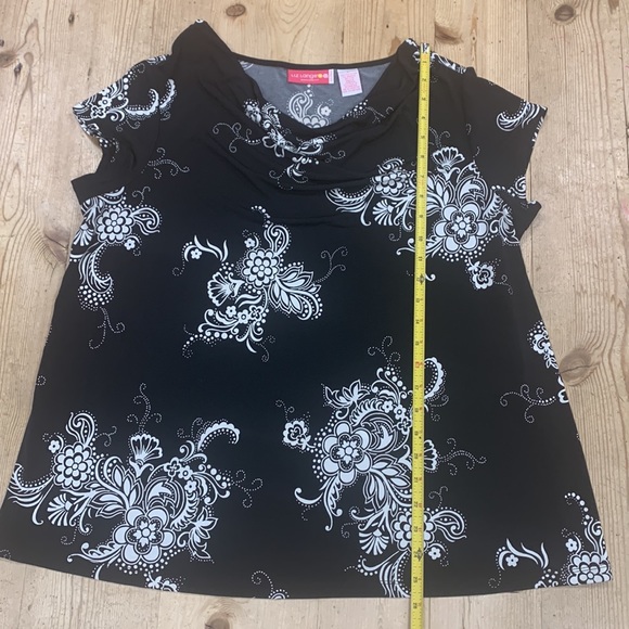 Liz Lange brand Maternity Top- black & white floral, draped scoop neckline Sz L - Picture 9 of 11